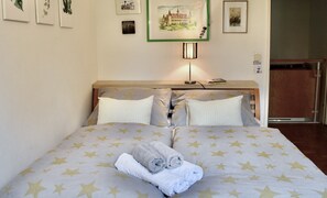 3 habitaciones, escritorio y tabla de planchar con plancha