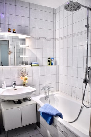 Milieuvriendelijke toiletartikelen, een haardroger, handdoeken, zeep