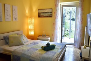 3 bedrooms, desk, iron/ironing board, travel crib