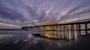 Beach nearby, sun loungers, beach towels