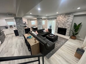 Smart TV, fireplace, video games, ping pong - Steps2Beach: Game Room, Roof Deck & Firepit, Ensuite BRs, Family & Pet Friendly (Oxnard)