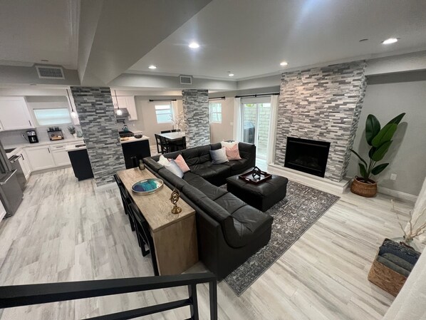 Téléviseur connecté, foyer, jeux vidéo, table de ping-pong