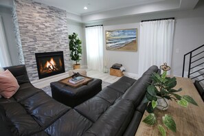 Téléviseur connecté, foyer, jeux vidéo, table de ping-pong