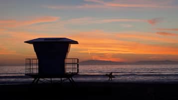 Perto da praia, espreguiçadeiras, toalhas de praia