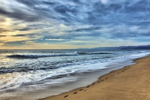 Beach nearby, sun loungers, beach towels - Steps to Sand: Luxury Beach Home Sleeps 10, Game Room, Firepit, Ensuite Bedrooms (Oxnard)