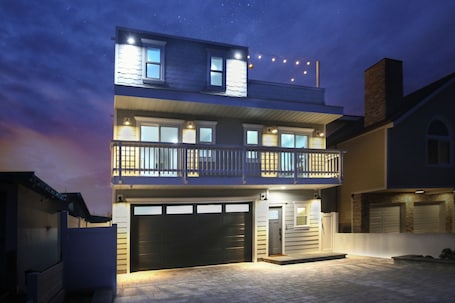 Exterior. Steps to Sand: Luxury Beach Home, Game Room, Firepit, Ensuite Beds,Deck, Pets OK