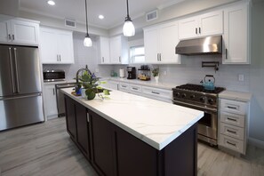 Réfrigérateur, four à micro-ondes, un four, surface de cuisson