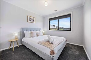 4 bedrooms, iron/ironing board, WiFi, bed sheets - Spacious Living - Lucas. Perfect for your next group getaway. (Lucas)