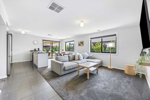 Spacious Living, Lucas