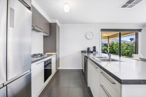 ثلاجة، ميكروويف، فرن، موقد طهي مسطح