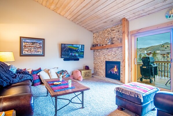 Smart TV, fireplace