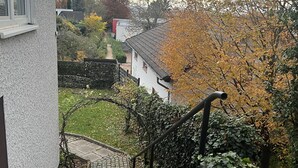 A residential area with a stone staircase leading to a house with a white exterior and a tiled roof. - Sunset Apartment mit Rheinblick in Urbar (Urbar)