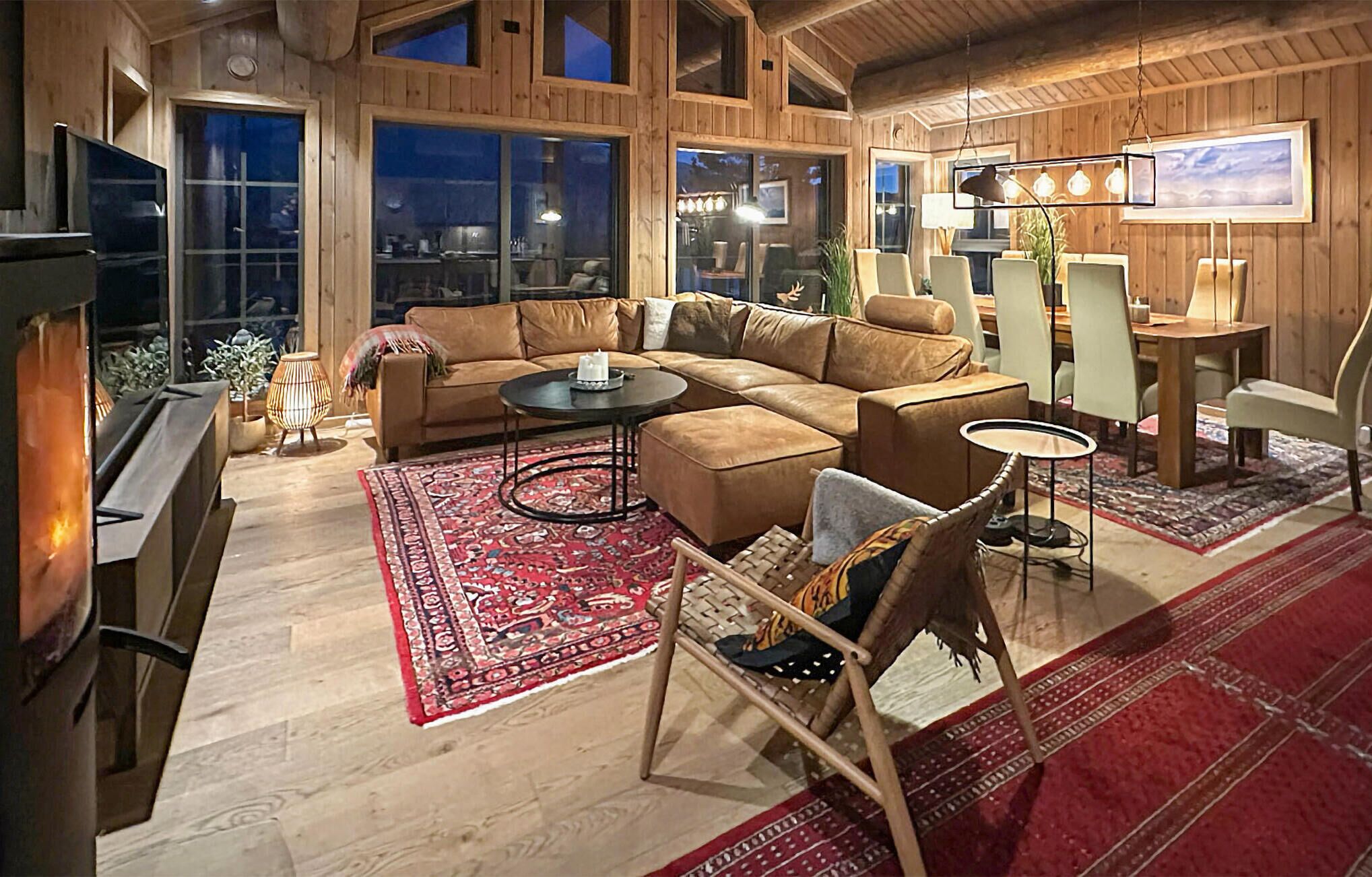 Smart TV, chimenea y estéreo 