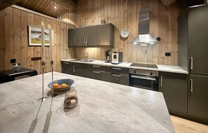 Refrigerador, lavavajillas, cafetera y tetera y utensilios de cocina 