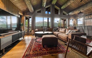 Smart TV, chimenea y estéreo 