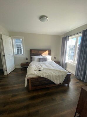 4 bedrooms, iron/ironing board, WiFi, bed sheets - 1 minute from Blue Mountain Village New Chalet (Pool Hot Tub Fireplace Sauna) (blue mountain)