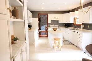 Kylskåp, mikrovågsugn, ugn och spishäll