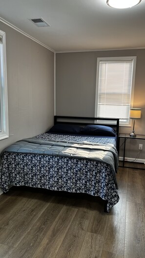 5 bedrooms, iron/ironing board, WiFi, bed sheets