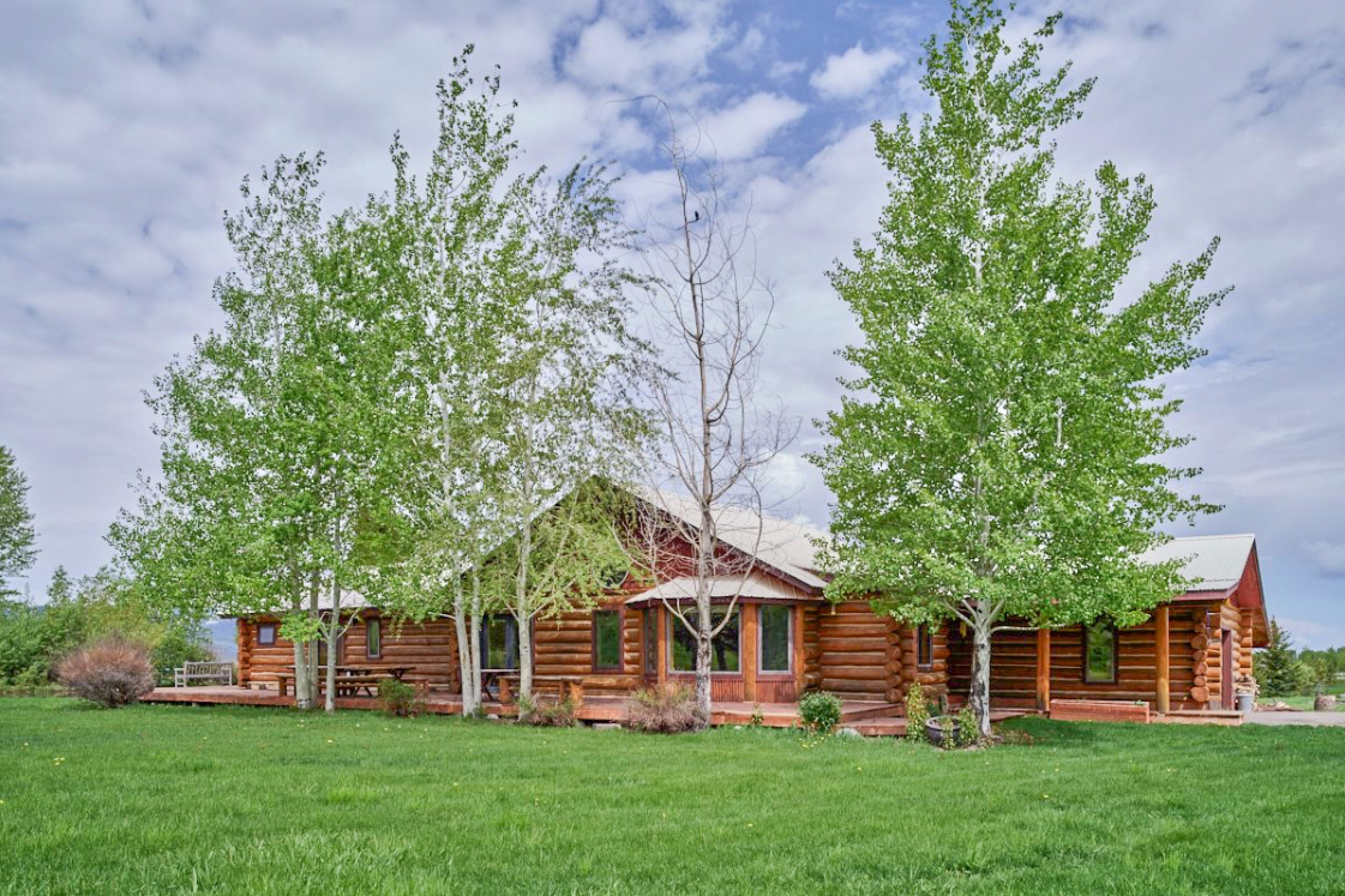 Panoramic mountain view cabin with hot tub & near skiing - on two acres