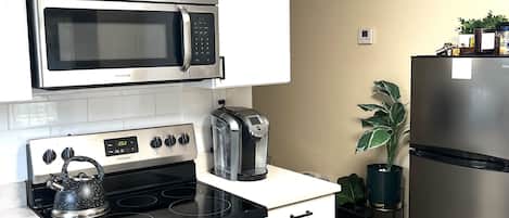 Refrigerador, microondas, horno y parrilla de estufa