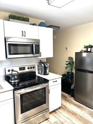 Refrigerador, microondas, horno y parrilla de estufa 