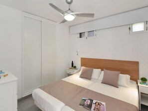 2 bedrooms, desk, iron/ironing board, WiFi