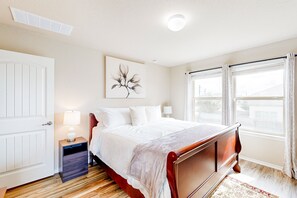 4 bedrooms, Internet, bed sheets - Spacious home with private yard, patio, grill, AC, & private W/D (San Antonio)