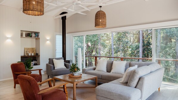 Smart TV, fireplace - Hideaway on Bond - Serene coastal living at its finest (Mollymook Beach)