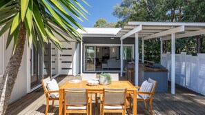 Outdoor dining - Hideaway on Bond - Serene coastal living at its finest (Mollymook Beach)