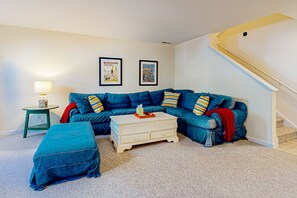 Tv, eldstad, dvd-spelare och bordsfotboll