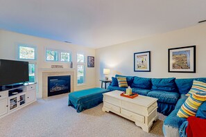 Tv, eldstad, dvd-spelare och bordsfotboll