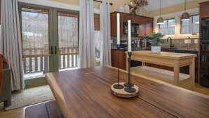 Una cocina moderna con encimeras de madera, una isla central y una zona de comedor.