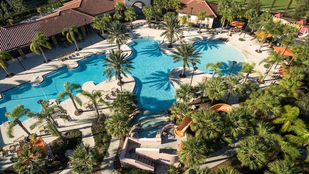 Et resort med flere swimmingpools, palmer og en velholdt gr æsplæne.
