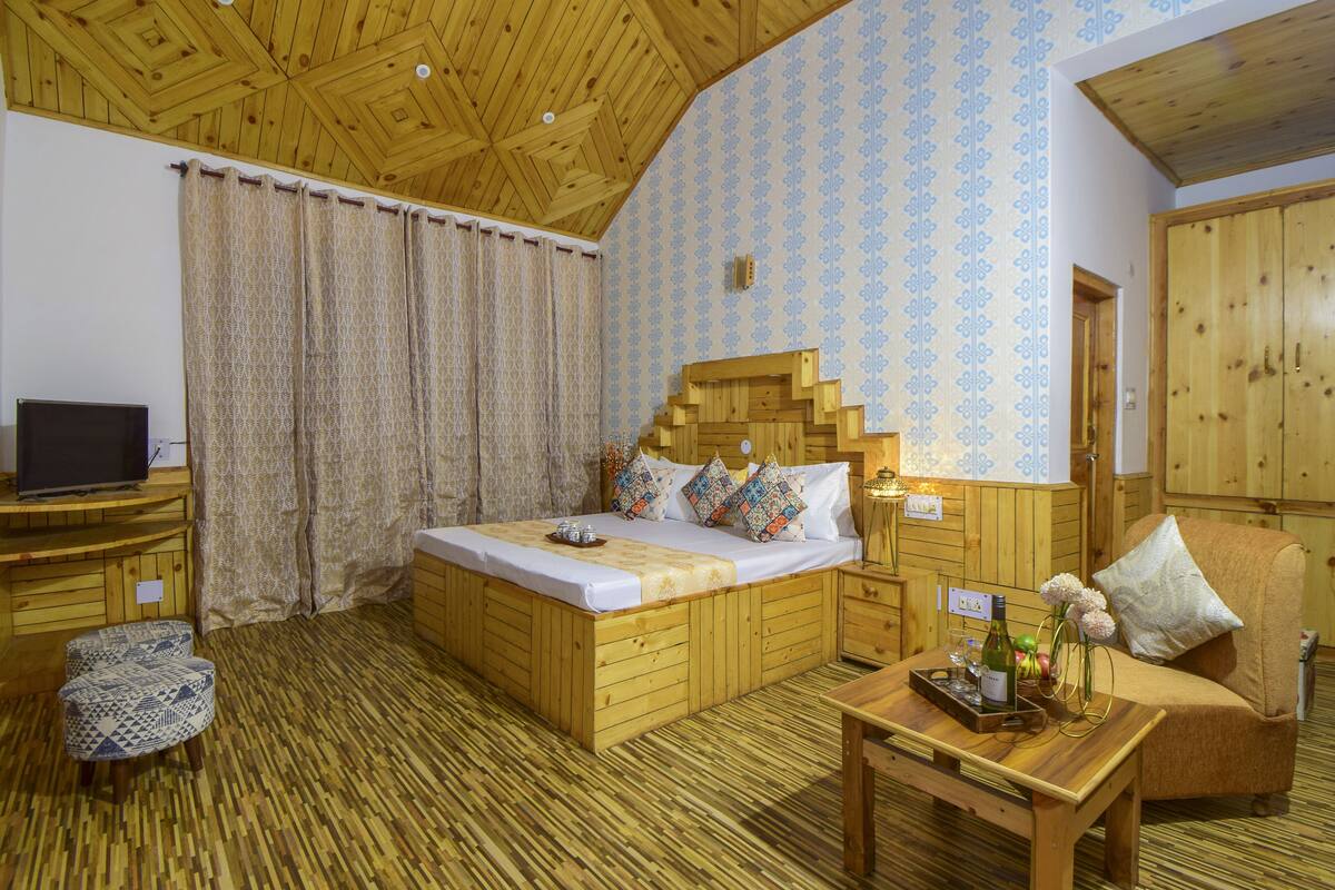 Un dormitorio de estilo rústico con cama, mesita de noche y sofá.