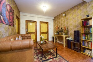 Lobby sitting area - Hotel Hadimba Manali By YB Hotels  (Manali)