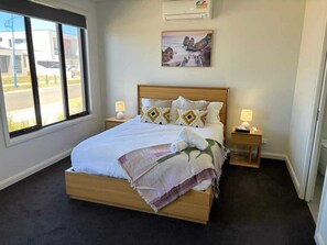 3 bedrooms, iron/ironing board, WiFi, bed sheets - Seaside Retreat, St Leonards (Saint Leonards)