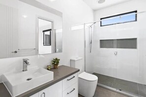 Shower, hair dryer - Seaside Retreat, St Leonards. Three bedroom, three bathroom - great for groups! (Saint Leonards)