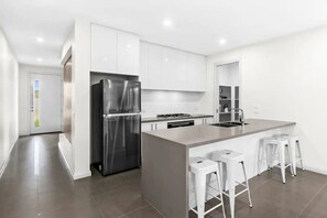 Fridge, microwave, oven, stovetop - Seaside Retreat, St Leonards. Three bedroom, three bathroom - great for groups! (Saint Leonards)