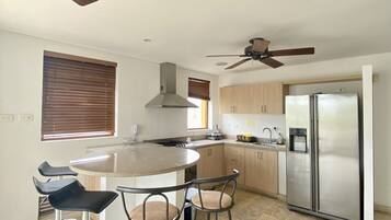 Refrigerador, horno y parrilla de estufa