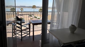 A balcony with a view of the beach and ocean. - Apartamento Canaleta (Punta Umbría)