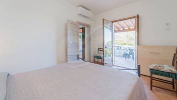 1 dormitorio y tabla de planchar con plancha