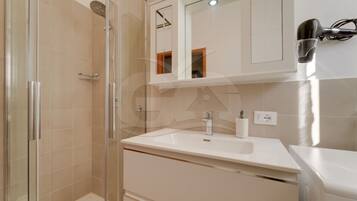 Douche, sĂšche-cheveux