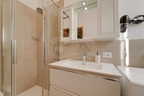 Regadera y secadora de cabello 