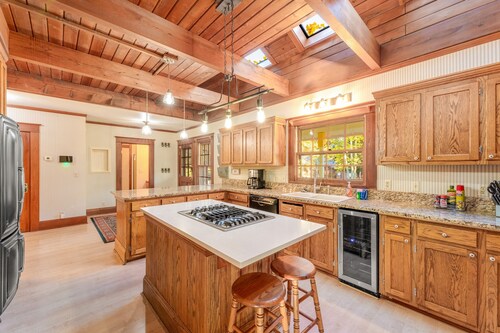 Gorgeous dog-friendly mountain escape with wraparound deck, & views