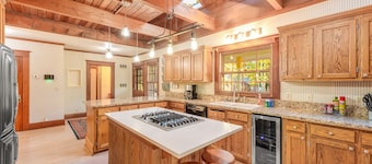 Gorgeous dog-friendly mountain escape with wraparound deck, & views