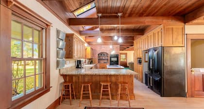 Gorgeous dog-friendly mountain escape with wraparound deck, & views