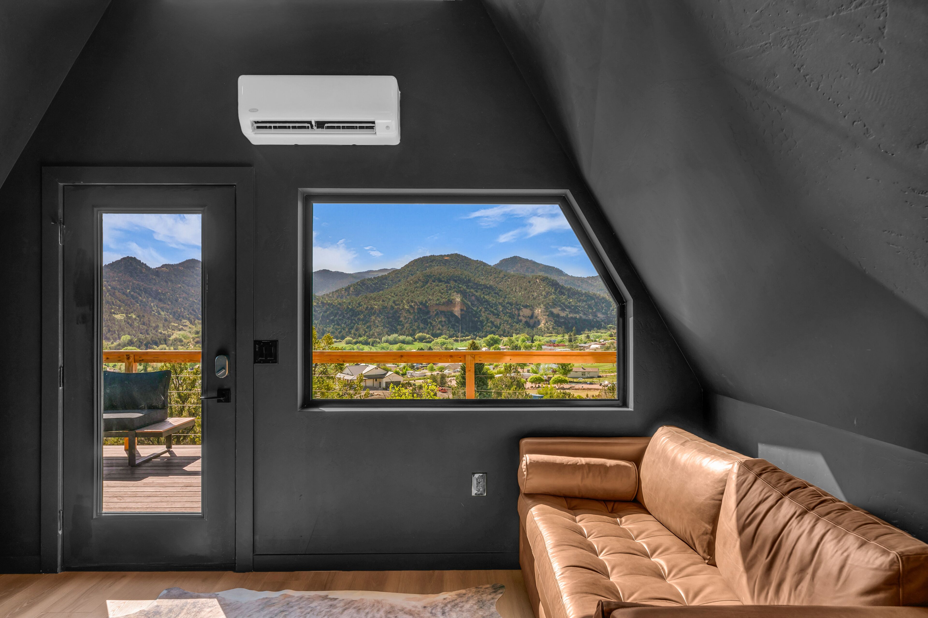 Smart TV, libros y videoteca 
