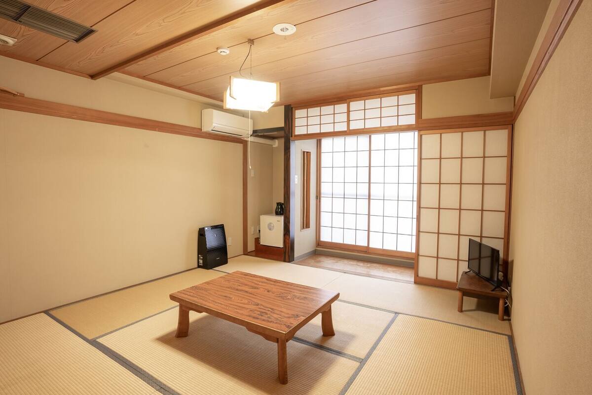 Traditional Room, Non Smoking | Desk, WiFi (free), bed sheets