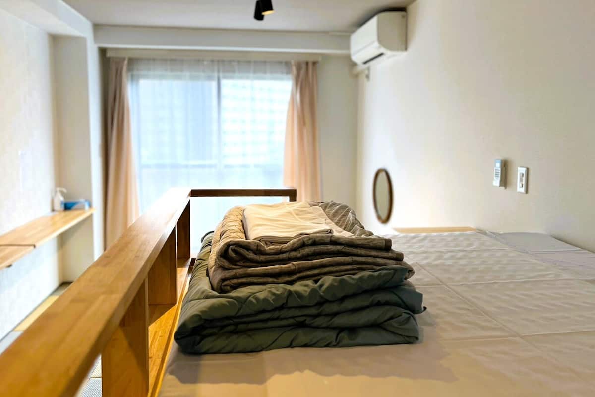 Escritorio, wifi gratis y ropa de cama