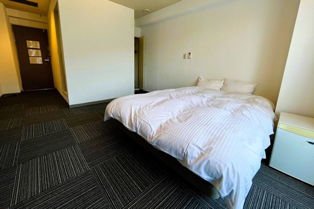 Economy Double Room, Non Smoking | Desk, WiFi (free), bed sheets